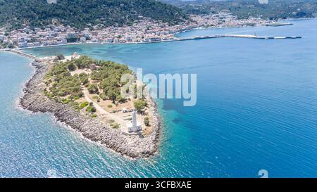 Città costiera di Gythio in Grecia, porto marittimo pittoresco con edifici colorati, barche da pesca e paesaggio mediterraneo scenografico Foto Stock