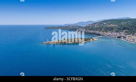Città costiera di Gythio in Grecia, porto marittimo pittoresco con edifici colorati, barche da pesca e paesaggio mediterraneo scenografico Foto Stock