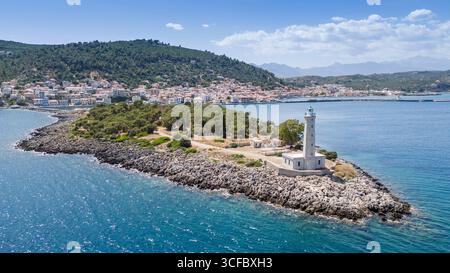 Città costiera di Gythio in Grecia, porto marittimo pittoresco con edifici colorati, barche da pesca e paesaggio mediterraneo scenografico Foto Stock
