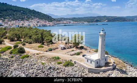 Città costiera di Gythio in Grecia, porto marittimo pittoresco con edifici colorati, barche da pesca e paesaggio mediterraneo scenografico Foto Stock