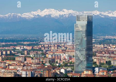 Torino, Italia - maggio 2025: Veduta panoramica di Torino con grattacielo Sanpaolo. Montagne alpine sullo sfondo. Cielo blu, skyline, niente gente. Foto Stock