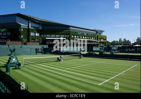 Corte 4 con Centro Corte sullo sfondo davanti ai Campionati 2025. Si tiene all'All England Lawn Tennis Club di Wimbledon. Foto Stock