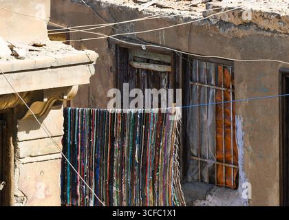 Vista dei tessuti colorati che si asciugano da un edificio intempestivo sullo sfondo di un'architettura antica, una fetta della vita quotidiana, Zamalek, governatore del Cairo Foto Stock