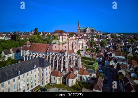 Francia, Eure-et-Loir, Chartres, cattedrale di Notre Dame, patrimonio dell'umanità dell'UNESCO e chiesa di Saint-Pierre in primo piano (vista aerea) Foto Stock