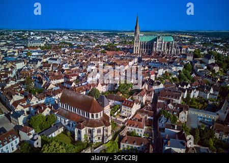 Francia, Eure-et-Loir, Chartres, cattedrale di Notre Dame, patrimonio dell'umanità dell'UNESCO, e chiesa di Sant'Aignan in primo piano (vista aerea) Foto Stock