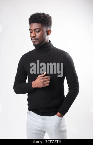 Uomo nero concentrato che indossa abiti eleganti guardando lontano isolato su sfondo bianco studio ritratto. Concetto di stile di vita della gente Foto Stock