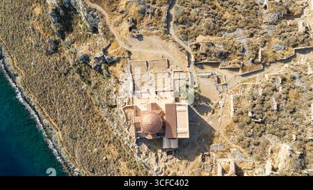 Monemvasia in Grecia, città fortificata medievale storica su un'isola rocciosa con case in pietra, architettura bizantina e panorami sul Mar Mediterraneo Foto Stock