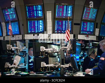 I trader lavorano nella parte anteriore del computer sul pavimento del New York Stock Exchange. Foto Stock