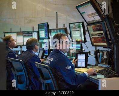 I trader lavorano nella parte anteriore del computer sul pavimento del New York Stock Exchange. Foto Stock