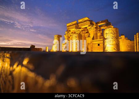 Tempio di Kom Ombo al crepuscolo, Assuan Foto Stock