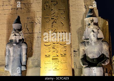 Statue del faraone al Tempio di Luxor, in Egitto Foto Stock