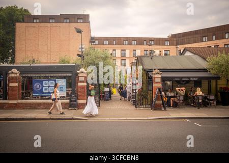 LONDRA - 13 AGOSTO 2025: Il Chelsea Farmers Market, spazio comunitario vicino a King's Road a Londra, con negozi, ristoranti e un mercato Foto Stock