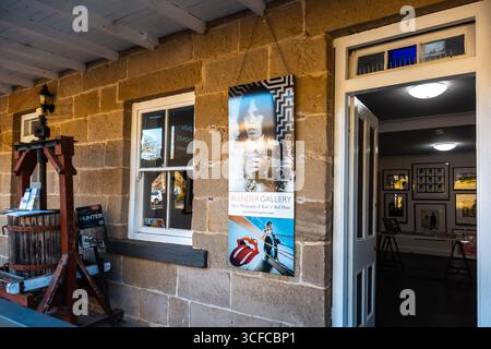 Wollombi, regione di Hunter, NSW, Australia. 5 luglio 2020. Wollombi è uno storico villaggio australiano nella Hunter Valley, rinomato per il suo fascino storico e l'architettura coloniale. Esterno del Gray's Inn Accommodation, uno splendido edificio storico in pietra arenaria. Alcuni degli edifici sono utilizzati per esporre fotografie musicali e stampe Rock 'n 'Roll Foto Stock