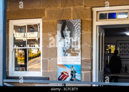 Wollombi, regione di Hunter, NSW, Australia. 5 luglio 2020. Wollombi è uno storico villaggio australiano nella Hunter Valley, rinomato per il suo fascino storico e l'architettura coloniale. Esterno del Gray's Inn Accommodation, uno splendido edificio storico in pietra arenaria. Alcuni degli edifici sono utilizzati per esporre fotografie musicali e stampe Rock 'n 'Roll Foto Stock