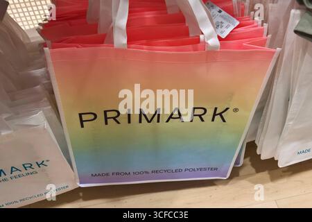 Primark ist ein International tätiger Textil-Discounter mit Hauptsitz a Dublino in der Republik Irland. In Primark-Filialen, Die in der Regel mehrere Tausend Quadratmeter Verkaufsfläche bieten, werden Textilien, Schuhe und Accessoires für Damen, Herren und Kinder sowie Artikel für den Wohnbedarf und Kosmetik zu niedrigen Preisen verkauft. Primark Fashion-Store, Einkaufstasche - hergestellt aus recycling Polyester **** Primark è un rivenditore internazionale di abbigliamento a prezzi scontati con sede a Dublino, nella Repubblica d'Irlanda, i negozi Primark, che generalmente offrono diverse migliaia di metri quadrati di Foto Stock