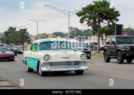 ROYAL OAK, mi/USA - 14 AGOSTO 2025: Una Chevrolet bel Air del 1956 sulla rotta Woodward Dream Cruise, vicino a Detroit, Michigan. Foto Stock
