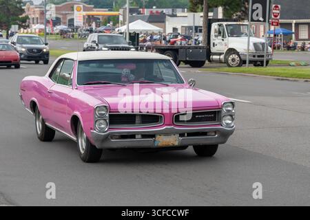 ROYAL OAK, mi/USA - 14 AGOSTO 2025: Una Pontiac GTO del 1966 sulla rotta Woodward Dream Cruise, vicino a Detroit, Michigan. Foto Stock