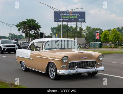 ROYAL OAK, mi/USA - 14 AGOSTO 2025: Una Chevrolet bel Air del 1955 sulla rotta Woodward Dream Cruise, vicino a Detroit, Michigan. Foto Stock
