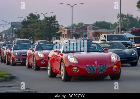 ROYAL OAK, mi/USA - 14 AGOSTO 2025: Pontiac Solstice e Saturn Sky Cars sulla rotta Woodward Dream Cruise, vicino a Detroit, Michigan. Foto Stock