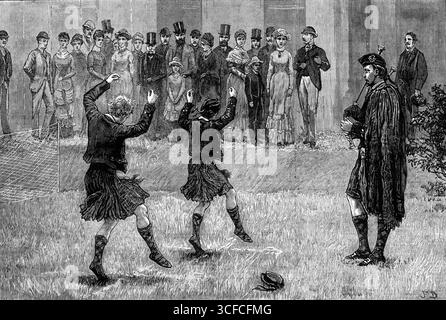 Danza con la spada dei ragazzi del Royal Caledonian Asylum a Westbrook Park, Godalming, 1881. "I figli di soldati scozzesi, marinai e marines morti o disabili nel servizio pubblico, e i figli di indigenti genitori scozzesi a Londra che non ricevono aiuti dalla legge scadente, sono gli oggetti di questa istituzione patriottica e caritatevole... il noto edificio, nella strada Caledoniana, Islington, offre una buona sistemazione per 126 ragazzi e ragazze, e per la matrona, il maestro e la studentessa, il sergente e il piper il piper la scuola, con comodi campi da gioco. Sir Charles R. McGri Foto Stock