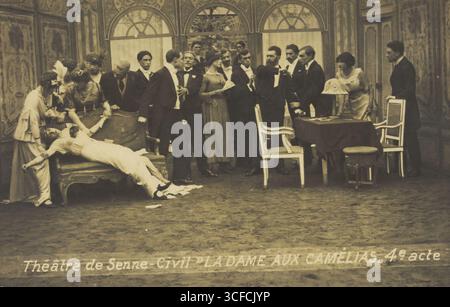 Prigionieri di guerra francesi o belgi, alcuni in trascinamento, in posa sul palco durante una scena affollata di "la dame aux camélias"; al campo di prigionia di Sennelager in Germania, [1918?]. Foto Stock