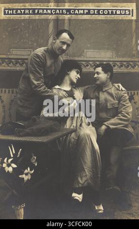 Prigionieri di guerra francesi che eseguivano uno spettacolo in un campo di prigionia a Cottbus, [tra il 1910 e il 1919?]. Foto Stock