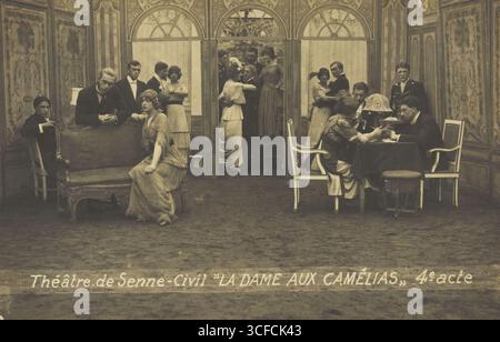Prigionieri di guerra francesi o belgi, alcuni in trascinamento, in posa sul palco durante una scena affollata di "la dame aux camélias"; al campo di prigionia di Sennelager in Germania, (1918?). Foto Stock