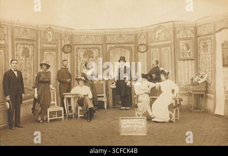Prigionieri di guerra, alcuni in difficoltà, che posano sul palco di "Miquette et sa Mere" al campo di prigionia di Sennelager in Germania (tra il 1910 e il 1919?). Foto Stock