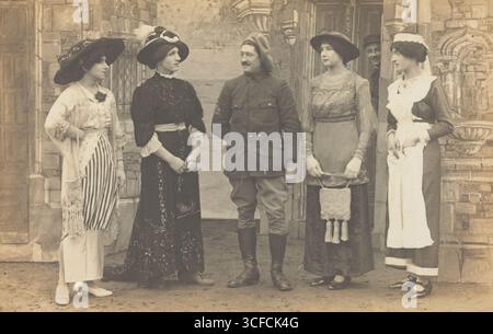 Prigionieri di guerra che eseguono un'opera teatrale in un campo di prigionia a Cottbus, (tra il 1910 e il 1919?). Foto Stock