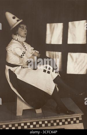 Dan Godfrey vestì il costume di Pierrette, esibendosi per "The Timbertown Follies" in un campo di prigionia a Groningen, (tra il 1910 e il 1919?). Foto Stock