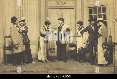 Attori, alcuni in trascinamento, che si esibiscono in un campo di prigionia in Belgio, (tra il 1910 e il 1919?). Foto Stock