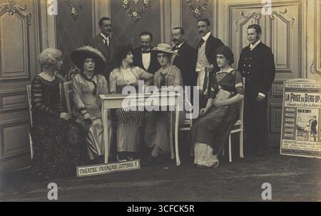 Attori che si esibiscono in teatro francese in un campo di prigionia a Cottbus, (tra il 1910 e il 1919?). Foto Stock