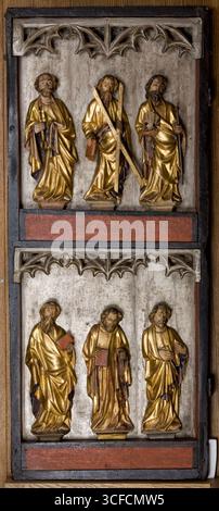 Sant'Apostoli, Cristo-uomo Addolorato. Ala sinistra dell'altare recuperabile da Stary Zywiec, c1400. Ulteriori informazioni: Il pannello sinistro della retabola nella Chiesa di tutti i Santi di Stary Zywiec presenta sei statuette scolpite degli Apostoli sugli obversi, i singoli attributi conservati consentono di identificare San Pietro (chiave), Andrea (croce), Giacomo il maggiore (guscio e bastone). Sul retro si trova una raffigurazione barocca dipinta (o forse copiata in barocco) di Cristo come l'uomo Addolorato, dotata degli strumenti del bastone della passione, delle betulle, della frusta e della corona di spine. Foto Stock