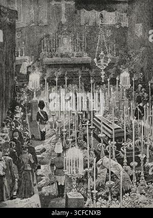 Funerale di Elisabetta, imperatrice consorte d'Austria, Vienna, 16 settembre 1898. Persone che visitano la cappella del Palazzo Imperiale di Hofburg per rendere omaggio all'imperatrice. Elisabetta (1837-1898), imperatrice consorte d'Austria (1854-1898), fu assassinata da un anarchico italiano, Luigi Lucheni, mentre camminava lungo il lago Leman a Ginevra. Da "la Ilustración Española y americana", 1898. Foto Stock