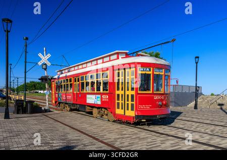 Una replica del tram Perley Thomas serie 2000 nei pressi di Woldenberg Park, New Orleans, Louisiana, Stati Uniti Foto Stock