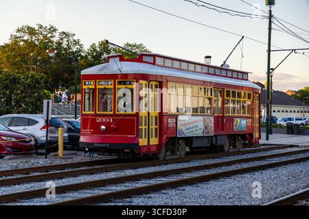 Una replica del tram Perley Thomas serie 2000 nei pressi di Woldenberg Park, New Orleans, Louisiana, Stati Uniti Foto Stock