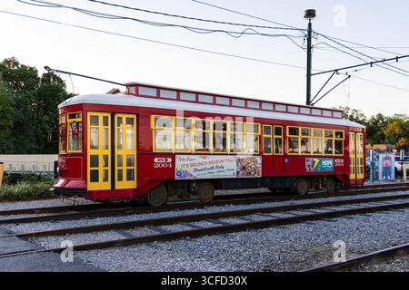 Una replica del tram Perley Thomas serie 2000 nei pressi di Woldenberg Park, New Orleans, Louisiana, Stati Uniti Foto Stock