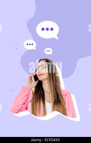 Collage di una donna d'affari sorridente che parla al telefono con icone di dialogo su sfondo lilla Foto Stock