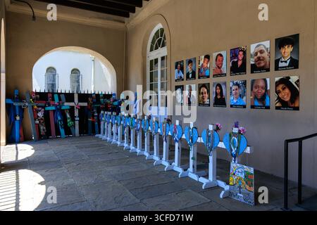 Memoriale nella Presbytère alle 14 vittime dell'attacco terroristico del 2025 Bourbon Street New Years Day, quartiere francese di New Orleans, Louisiana, Stati Uniti Foto Stock