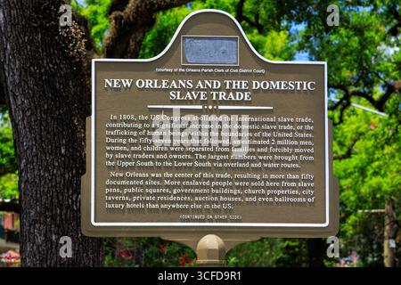 New Orleans e il cartello per il commercio degli schiavi domestici all'incrocio tra Esplanade Avenue e Chartres Street, New Orleans, Louisiana, USA Foto Stock