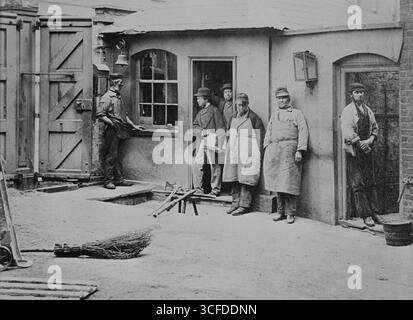 I lavoratori della fabbrica di birra si fermano dal lavoro per un ritratto alla Thames Bank Distillery di Grosvenor Road, Millbank, Londra, Inghilterra. c.1870 Foto Stock