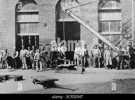 I lavoratori della fabbrica di birra si fermano dal lavoro per un ritratto alla Thames Bank Distillery di Grosvenor Road, Millbank, Londra, Inghilterra. c.1870 Foto Stock