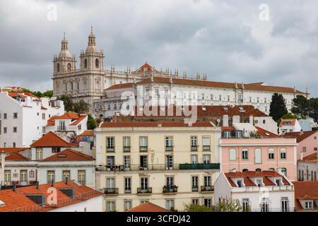 Ammira i tetti di tegole rosse verso il monastero di Sao Vicente de Fora a Lisbona, Portogallo. Foto Stock