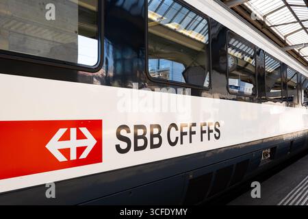 Zurigo, Svizzera, 19 agosto 2025. FFS CFF FFS decalcomanie o adesivi sul lato di un vagone ferroviario posto sulla piattaforma del piano terra della stazione centrale Foto Stock