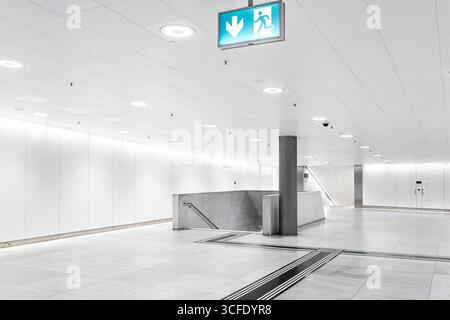 Zurigo, Svizzera, 19 agosto 2025. Ampio corridoio luminoso, vuoto all'interno della stazione principale della metropolitana. Vista grandangolare, niente persone Foto Stock