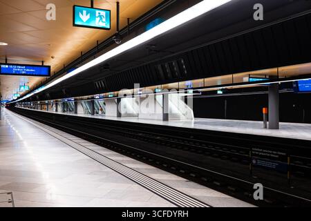 Zurigo, Svizzera, 19 agosto 2025. Persone in attesa sui treni all'interno delle piattaforme della metropolitana della stazione principale Foto Stock