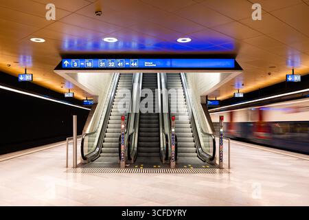 Zurigo, Svizzera, 19 agosto 2025. Scale mobili vuote con ringhiera all'interno della stazione principale di Zurigo. Vista grandangolare, niente persone Foto Stock