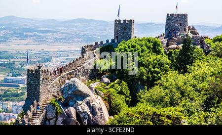 Sintra, Portogallo - 8 luglio 2025: Il muro tortuoso del Castello dei Mori a Sintra, Portogallo Foto Stock