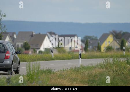 , Deutschland, 22.08.2025, Straßenbegrenzungspfosten an einer Landstraße in Deutschland, typische Verkehrssicherheitseinrichtung am Straßenrand. Foto Stock