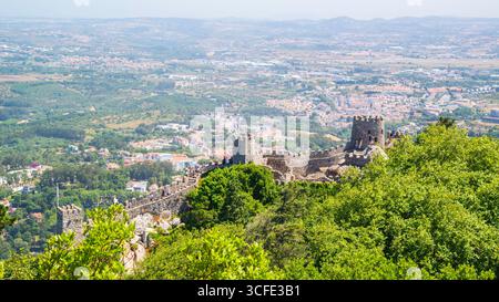 Sintra, Portogallo - 8 luglio 2025: Il muro tortuoso del Castello dei Mori a Sintra, Portogallo Foto Stock